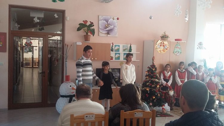 Множество дарители зарадваха потребителите от център  "Дъга" за Коледа