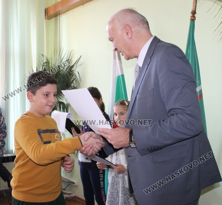 44 славейковци получиха стипендии за даровити деца