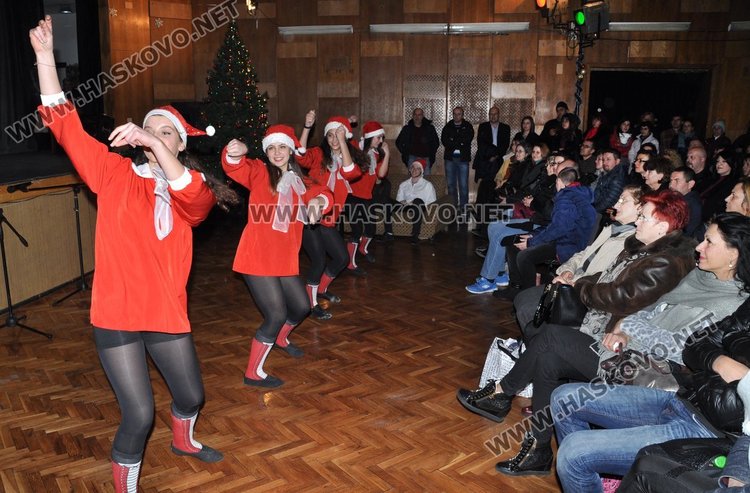 Коледен концерт в Младежкия, всички формации на сцената