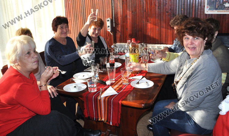 Полазник и кошница с коледарчета за Игнажден в Узунджово