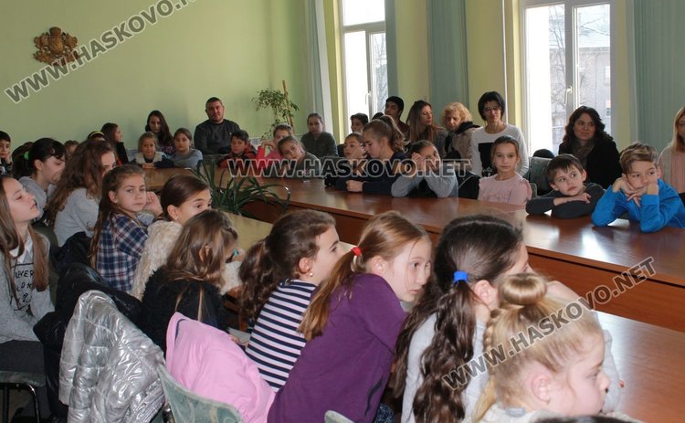 44 славейковци получиха стипендии за даровити деца