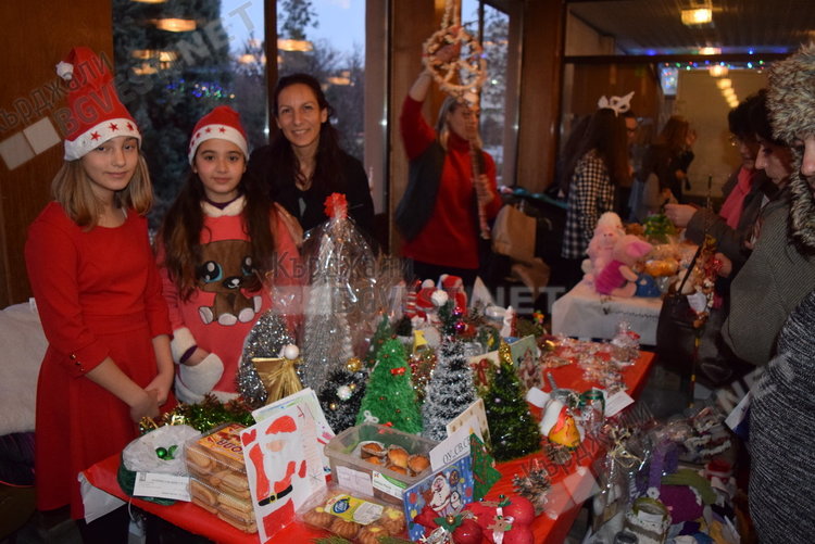 Двадесет училища от областта се включиха в Коледния благотворителен базар,  „Родопа” – Смолян със спектакъл