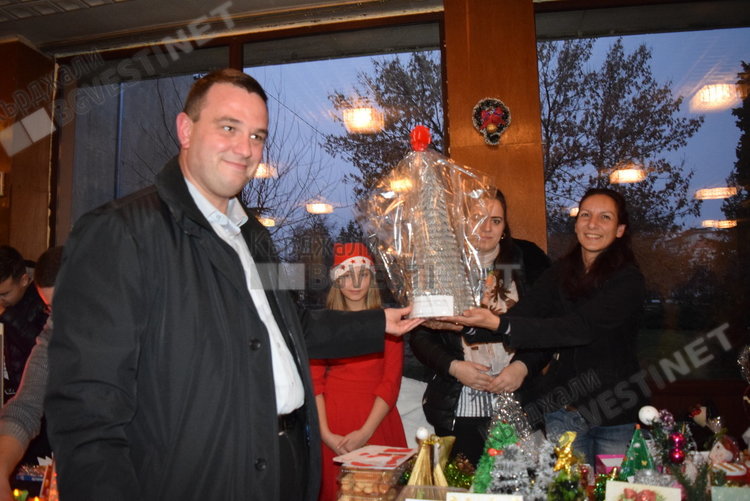 Двадесет училища от областта се включиха в Коледния благотворителен базар,  „Родопа” – Смолян със спектакъл