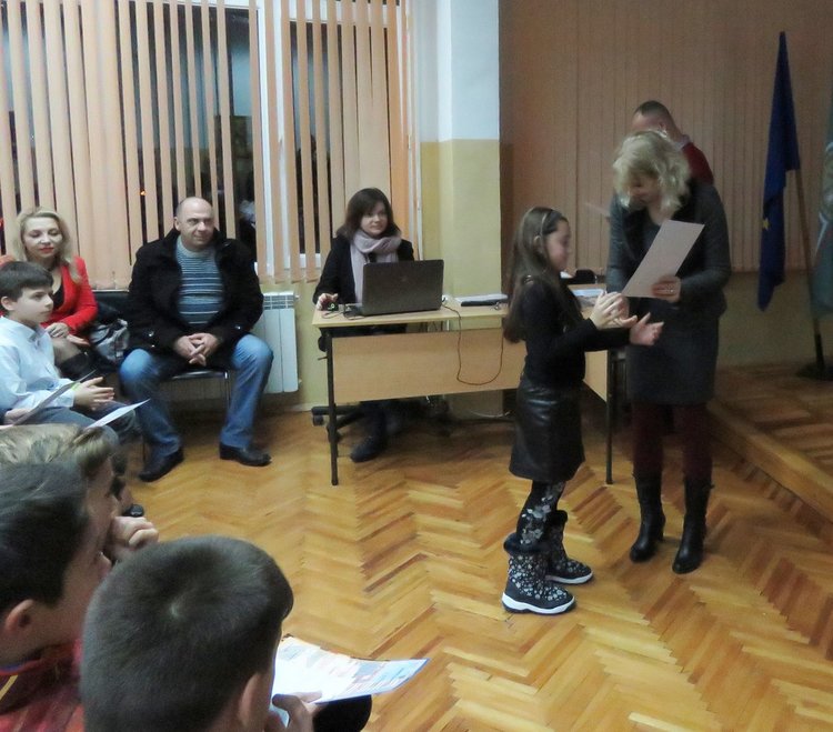 Част от стипендиите връчи директорът на училището Дорина Желязкова