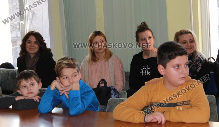 44 славейковци получиха стипендии за даровити деца