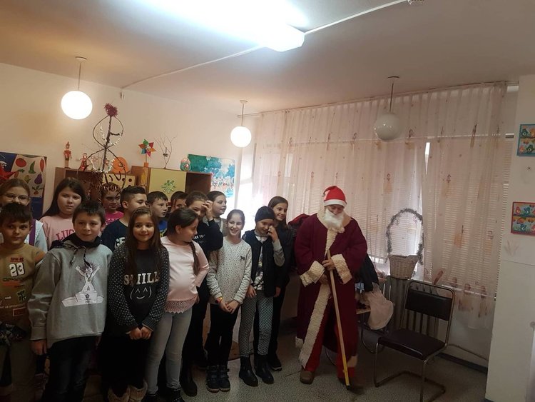 Деца с увреждания получиха коледни изненади от деца в Кърджали