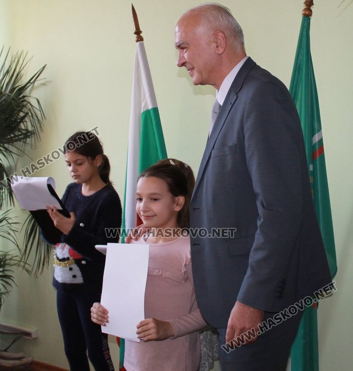 44 славейковци получиха стипендии за даровити деца