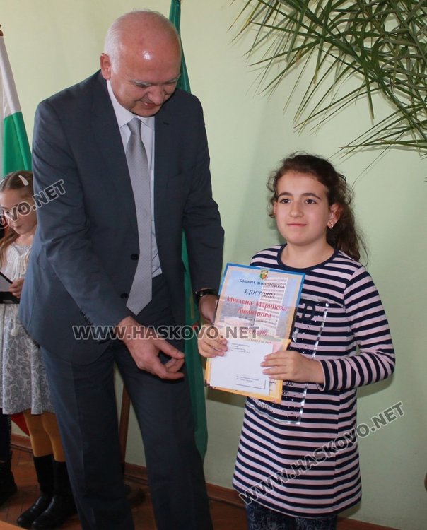 44 славейковци получиха стипендии за даровити деца