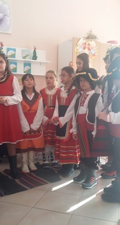 Множество дарители зарадваха потребителите от център  "Дъга" за Коледа