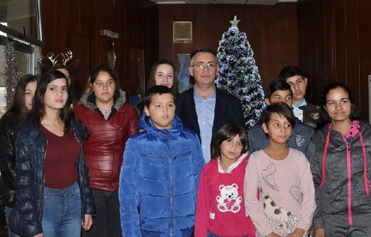 Кметът зарадва сираци за Коледа