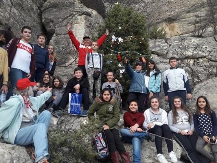 Шестокласници на "Славейков" украсиха коледно дръвче до пещера "Утробата"