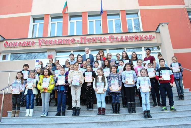 44 са наградените със стипендии славейковци