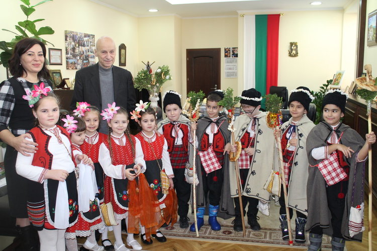 Малки коледарчета при кмета в общината