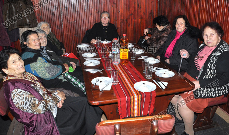 Полазник и кошница с коледарчета за Игнажден в Узунджово