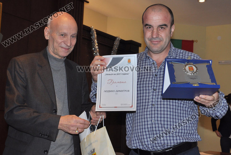 Людмил Димитров получи наградата си за треньор на годината от кмета Добри Беливанов