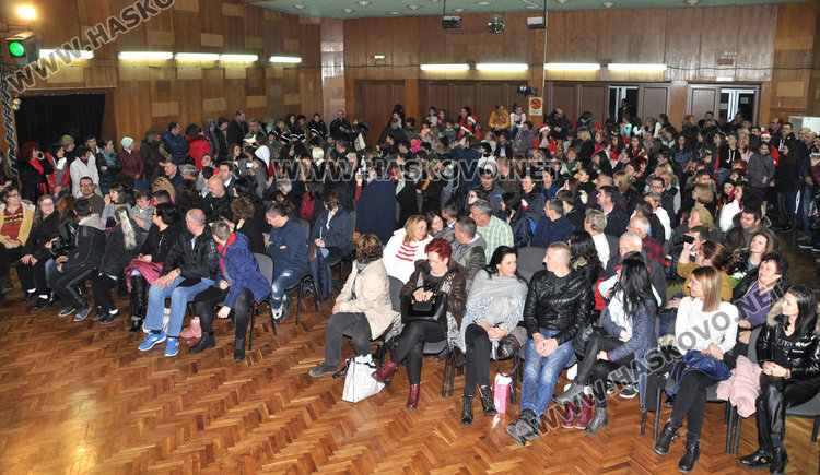 Коледен концерт в Младежкия, всички формации на сцената