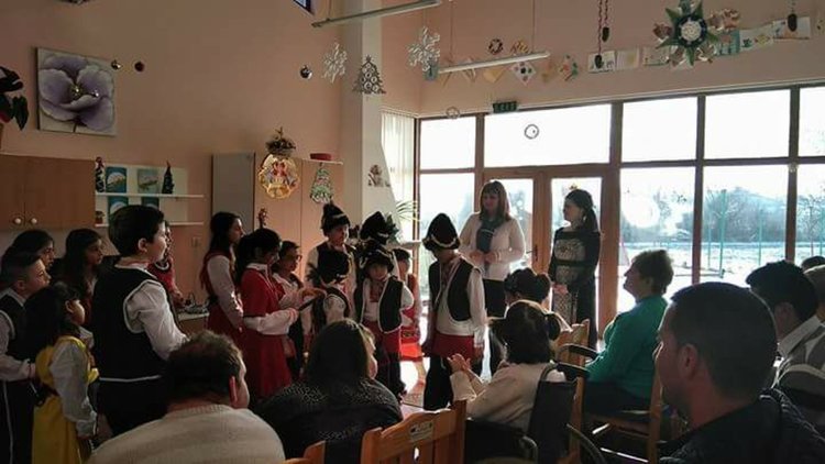 Множество дарители зарадваха потребителите от център  "Дъга" за Коледа