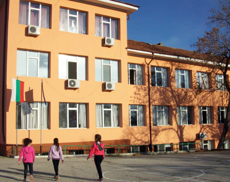 Ученици от Караманци подкрепиха с базар каузата "За повече деца в България"  