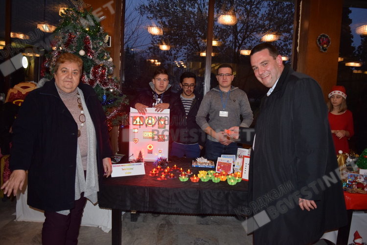 Двадесет училища от областта се включиха в Коледния благотворителен базар,  „Родопа” – Смолян със спектакъл