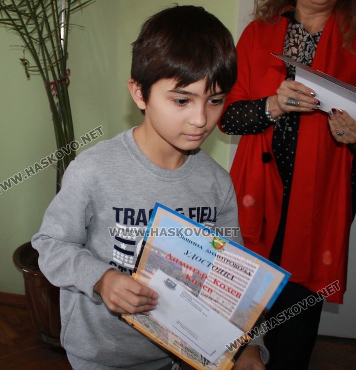 44 славейковци получиха стипендии за даровити деца