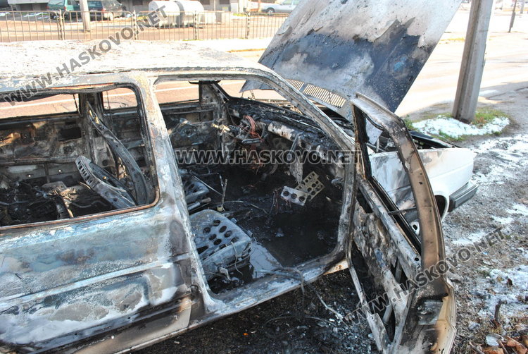 Кола се запали в движение на метри от бензиностанция