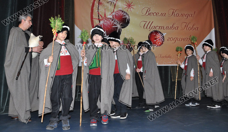 Коледен концерт в Младежкия, всички формации на сцената