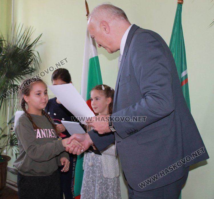 44 славейковци получиха стипендии за даровити деца
