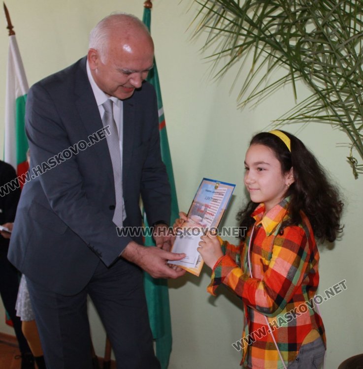 44 славейковци получиха стипендии за даровити деца