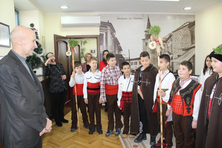 Малки коледарчета при кмета в общината