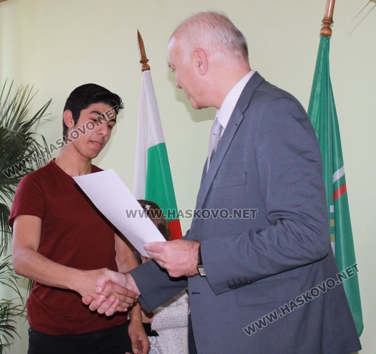 44 славейковци получиха стипендии за даровити деца