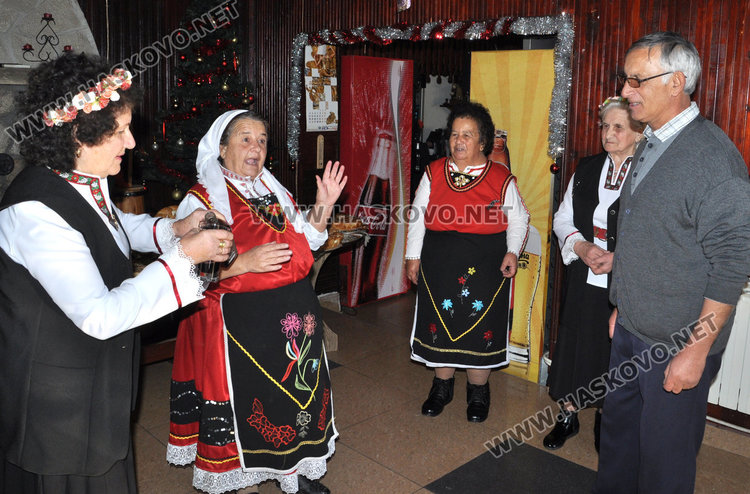 Полазник и кошница с коледарчета за Игнажден в Узунджово