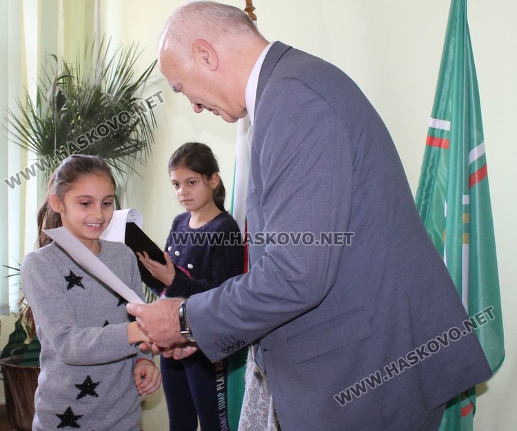 44 славейковци получиха стипендии за даровити деца