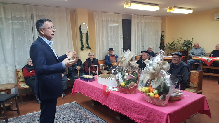 Кметът зарадва предпразнично деца и възрастни хора