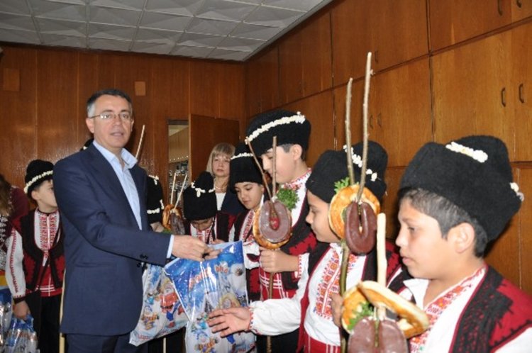 Малки коледари пожелаха на кмета на Кърджали европейски бюджет, стабилност и разцвет