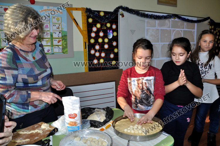 Децата от "Левски" превърнаха училището си в Коледна пекарна