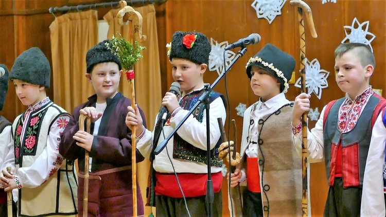 Клубове от "Златаров" събраха пари за реновиране на актовата зала