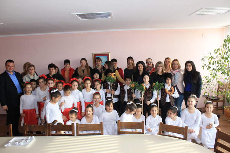 Коледарчета от „Йовков” благославяха в Областна администрация