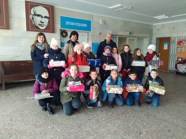 Младите журналисти от Стремци зарадваха децата в болницата