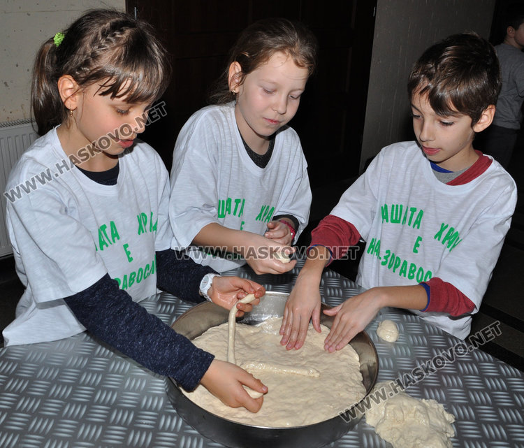 Децата от "Левски" превърнаха училището си в Коледна пекарна