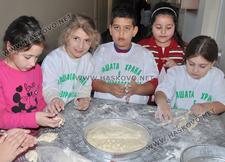Децата от "Левски" превърнаха училището си в Коледна пекарна