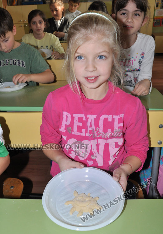 Децата от "Левски" превърнаха училището си в Коледна пекарна