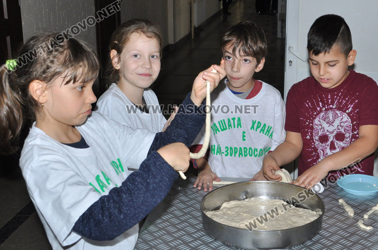Децата от "Левски" превърнаха училището си в Коледна пекарна