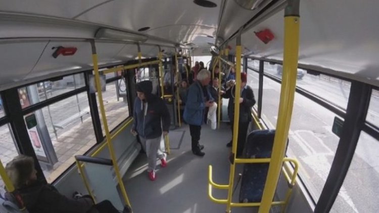 Жена пострада, падна в автобус при рязко спиране