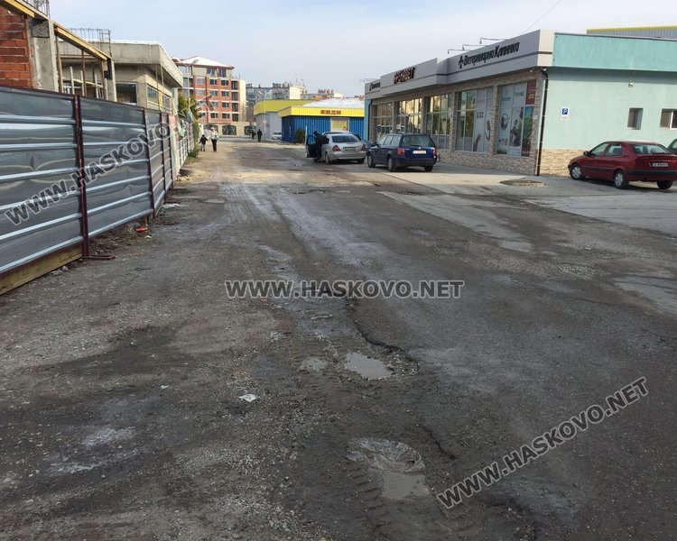 Другата второстепенна улица, включена в капиталовата програма е от пресечката на бул."Ст.Стамболов" до заведение "Лебеда"