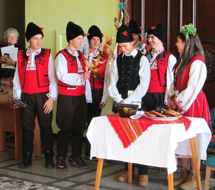 Сурвакари посрещнаха в Професионалната гимназия „Проф. д-р Асен Златаров“ в навечерието на Коледните празници