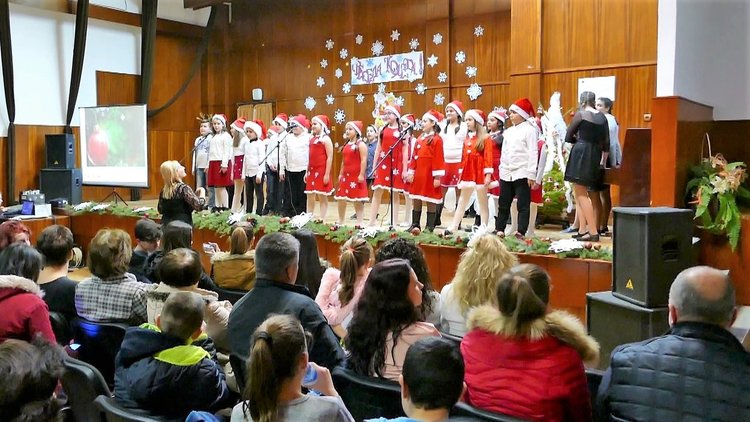 Клубове от "Златаров" събраха пари за реновиране на актовата зала