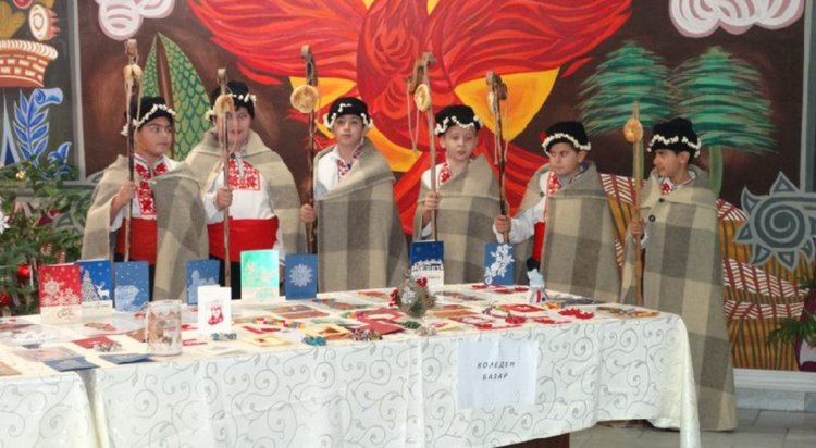 Дебърски коледари наричаха в Общината