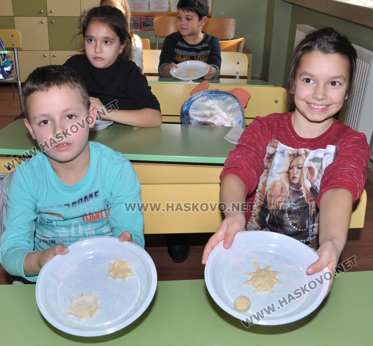 Децата от "Левски" превърнаха училището си в Коледна пекарна