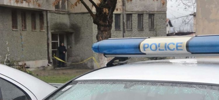 Нужда от пари е накарала Мехмед да проникне в дома на Дамла, тя се събудила и видяла крадеца 