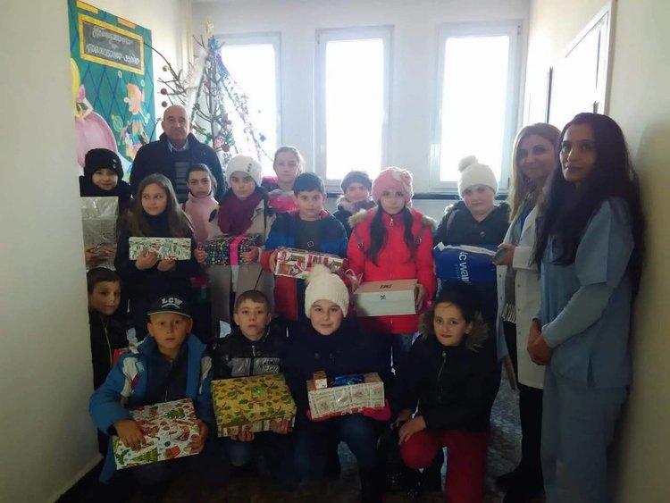 Младите журналисти от Стремци зарадваха децата в болницата